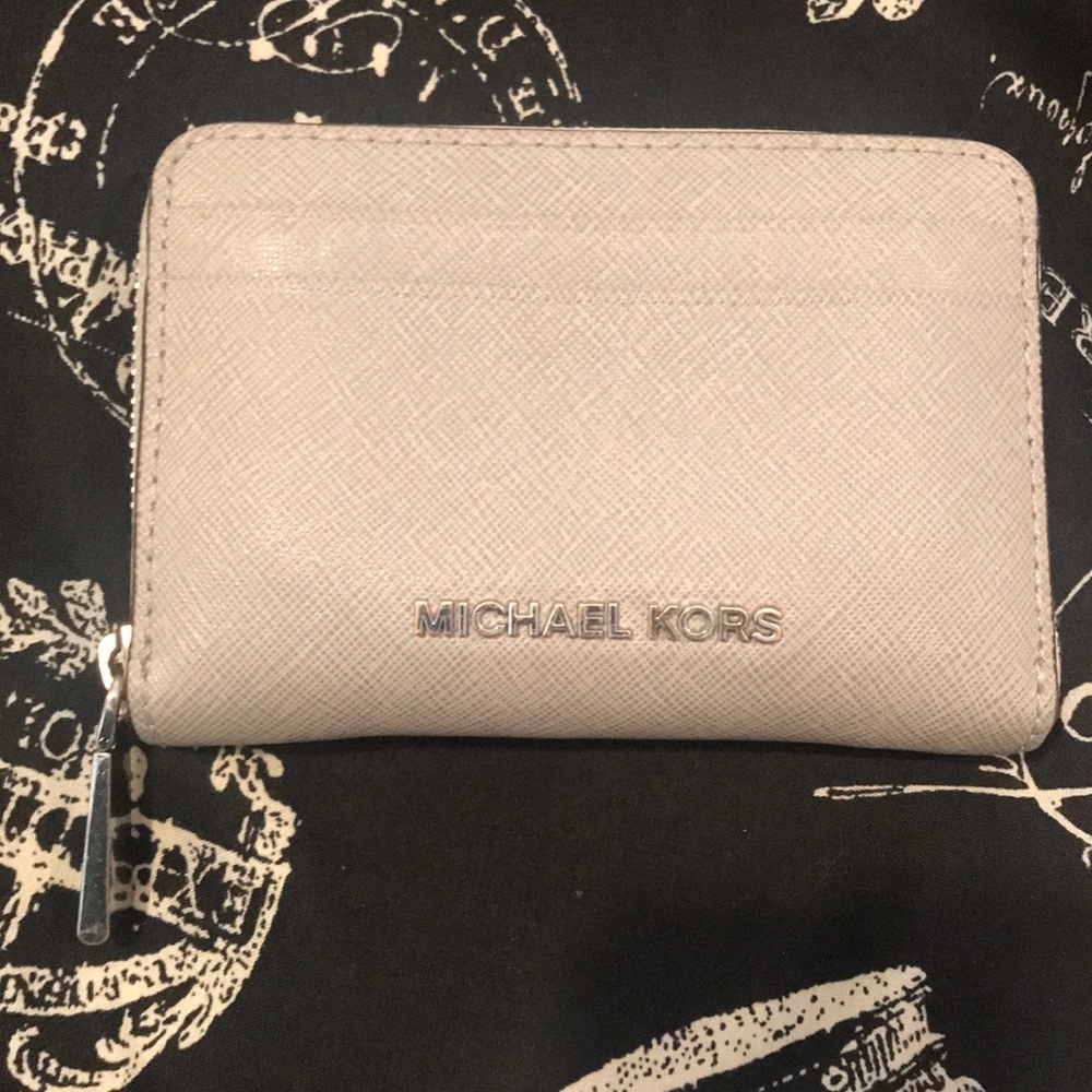 Light grey MichAel Kors mini wallet